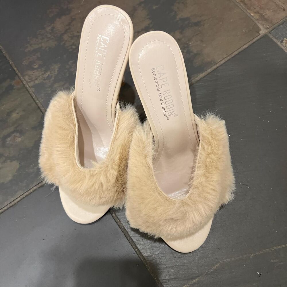 Cape Robbin cream faux fur heel slippers
